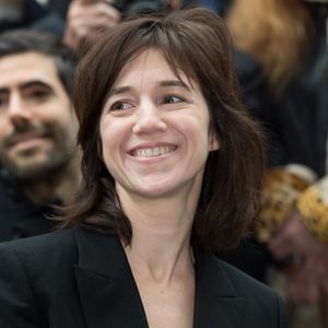 Charlotte Gainsbourg - Cérémonie d'inauguration de la plaque commémorative en l'honneur de Serge Gainsbourg, au 11 bis Rue Chaptal (où le chanteur passa une partie de son enfance), à Paris. Le 10 mars 2016. AGENCE / BESTIMAGE