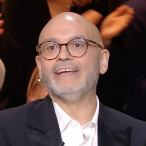 Yoann Riou sur le plateau de "Quelle époque !" sur France 2, le 8 juin 2025