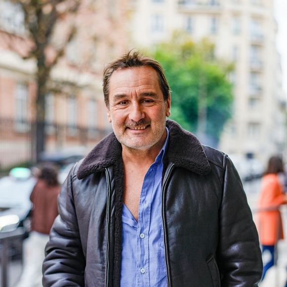 Actuellement en pleine promotion du film "Le crime du troisième étage", Gilles Lellouche s'est récemment laissé aller à quelques confidences sur ses habitudes de vie.

Exclusif - Gilles Lellouche arrive pour la promotion de son dernier film "Chien 51" dans les studios de NRJ pour l'émission de radio sur Camille Combal sur NRJ à Paris, France. © Julien Sarkissian/Bestimage