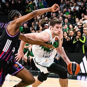Omar Sy assiste au match du Paris Basketball, battu par le Žalgiris Kaunas (105 - 108), lors de la 15ème Journée de l'Euroleague à Paris, le 11 décembre 2025.

© Baptiste Autissier / PsnewZ / Bestimage