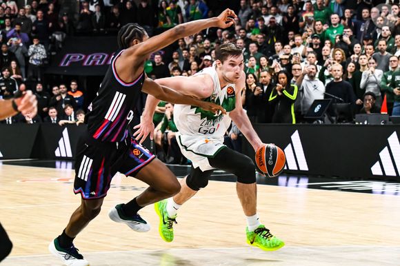 Omar Sy assiste au match du Paris Basketball, battu par le Žalgiris Kaunas (105 - 108), lors de la 15ème Journée de l'Euroleague à Paris, le 11 décembre 2025.

© Baptiste Autissier / PsnewZ / Bestimage