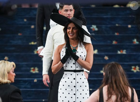 Malgré ce coût, chaque invité doit être personnellement validé pour obtenir son droit d'entrée.

Priyanka Chopra et Nick Jonas au gala de bienfaisance 2025 du Costume Institute célébrant l'ouverture de l'exposition "Superfine : Tailoring Black Style" qui s'est tenu le 5 mai 2025 au Metropolitan Museum of Art à New York.
STARMAX / BESTIMAGE