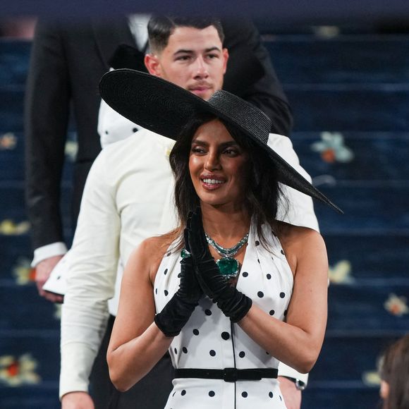 Malgré ce coût, chaque invité doit être personnellement validé pour obtenir son droit d'entrée.

Priyanka Chopra et Nick Jonas au gala de bienfaisance 2025 du Costume Institute célébrant l'ouverture de l'exposition "Superfine : Tailoring Black Style" qui s'est tenu le 5 mai 2025 au Metropolitan Museum of Art à New York.
STARMAX / BESTIMAGE