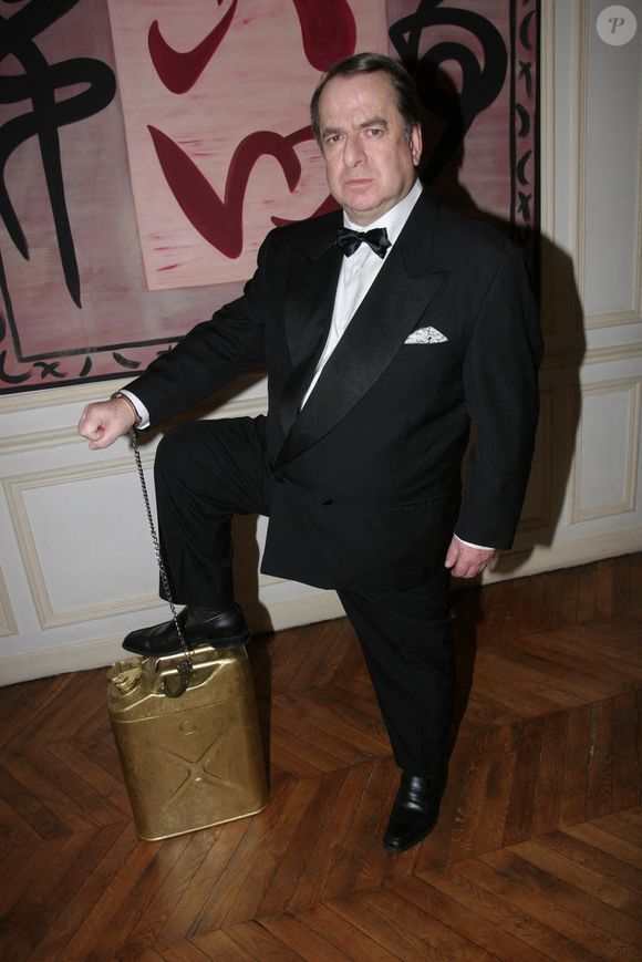 Photo d'archives - Exclusif - Paul Loup Sulitzer lors d'une séance photo à son domicile parisien en février 2006 pour le peintre Bernard de Souzy . Photo par Benoit Pinguet/ABACAPRESS.COM