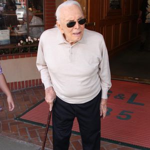 Kirk Douglas à la sortie d'un centre médical à Beverly Hills, le 30 mars 2015 Agence / Bestimage
