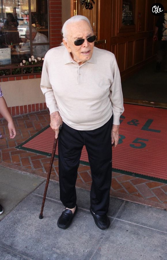 Kirk Douglas à la sortie d'un centre médical à Beverly Hills, le 30 mars 2015 Agence / Bestimage
