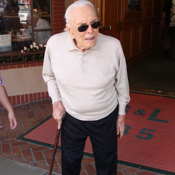 Kirk Douglas à la sortie d'un centre médical à Beverly Hills, le 30 mars 2015 Agence / Bestimage