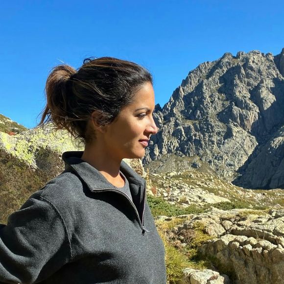 Aurélie Casse, présentatrice de "Le Monde en face", se définit comme "absolument pas sportive", mais elle a trouvé son équilibre grâce à la marche et à la course en forêt. 

Aurélie Casse partage régulièrement des clichés de ses randonnées sur son compte Instagram