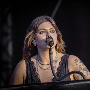 Louane se produit sur la scène du festival "Printemps de Pérouges" au château de Saint-Maurice-de-Rémens (01 - France) le 28/06/2026. © Sandrine Thesillat/Psnewz/Bestimage