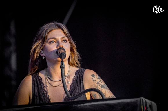 Louane se produit sur la scène du festival "Printemps de Pérouges" au château de Saint-Maurice-de-Rémens (01 - France) le 28/06/2026. © Sandrine Thesillat/Psnewz/Bestimage