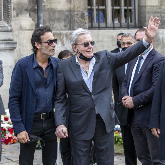 Anthony Delon, Alain Delon - Obsèques de Jean-Paul Belmondo en en l'église Saint-Germain-des-Prés, à Paris le 10 septembre 2021. © Cyril Moreau / Bestimage