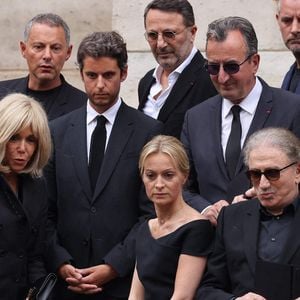 Brigitte Macron, Audrey Crespo-Mara, Michel Drucker, Marc-Olivier Fogiel et Gabriel Attal assistent aux funérailles de Thierry Ardisson à l'église Saint Roch à Paris, France, le 17 juillet 2025. Thierry Ardisson, journaliste, animateur et producteur de télévision français connu sous le nom de "Man in Black", est décédé à l'âge de 76 ans des suites d'un cancer le 14 juillet. Photo by ABACAPRESS.COM