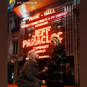 Et c'est devant l'Olympia que l'humoriste a demandé la comédienne en mariage.

Jeff Panacloc publie une photo du jour où il a demandé en mariage sa compagne Charlotte, devant l'Olympia à Paris.