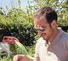 Au lendemain de l'arrivée de ses prétendantes, l'agriculteur va déjà en perdre une.

Julien (L'amour est dans le pré) avec ses prétendantes Coralie et Louise.