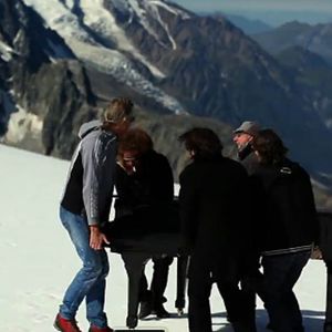 Nous y allions déjà en vacances et elle a souhaité que nos garçons (Anton et Aris, nés en 2000 et 2001, ndlr)  grandissent dans ce cadre idyllique, au pied du Mont-Blanc, dans une ville active."

André Manoukian publie le 31 octobre 2011 "Mélanchology", un album qui explore toute la profondeur de la mélancolie via le prisme des origines arméniennes de l'artiste. De la profondeur, mais aussi de la hauteur, à l'image du shooting de la pochette, réalisé sur les hauteurs de Chamonix.