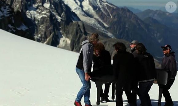 Nous y allions déjà en vacances et elle a souhaité que nos garçons (Anton et Aris, nés en 2000 et 2001, ndlr)  grandissent dans ce cadre idyllique, au pied du Mont-Blanc, dans une ville active."

André Manoukian publie le 31 octobre 2011 "Mélanchology", un album qui explore toute la profondeur de la mélancolie via le prisme des origines arméniennes de l'artiste. De la profondeur, mais aussi de la hauteur, à l'image du shooting de la pochette, réalisé sur les hauteurs de Chamonix.