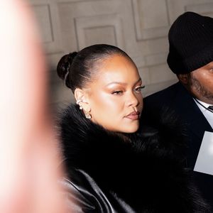 New York, NY Rihanna porte une tenue noire élégante pour soutenir le défilé de mode AWGE de son petit ami A$AP Rocky lors de la Semaine de la mode de New York.

Sur la photo : Rihanna