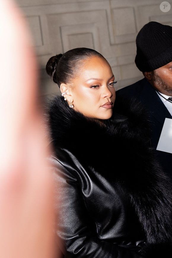 New York, NY Rihanna porte une tenue noire élégante pour soutenir le défilé de mode AWGE de son petit ami A$AP Rocky lors de la Semaine de la mode de New York.

Sur la photo : Rihanna