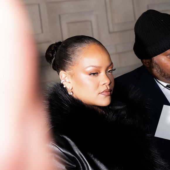 New York, NY Rihanna porte une tenue noire élégante pour soutenir le défilé de mode AWGE de son petit ami A$AP Rocky lors de la Semaine de la mode de New York.

Sur la photo : Rihanna