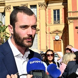 Louis Sarkozy, candidat aux élections municipales à Menton, inaugure la permanence de sa campagne, le 11 octobre 2025. 
© Bruno Bebert / Bestimage