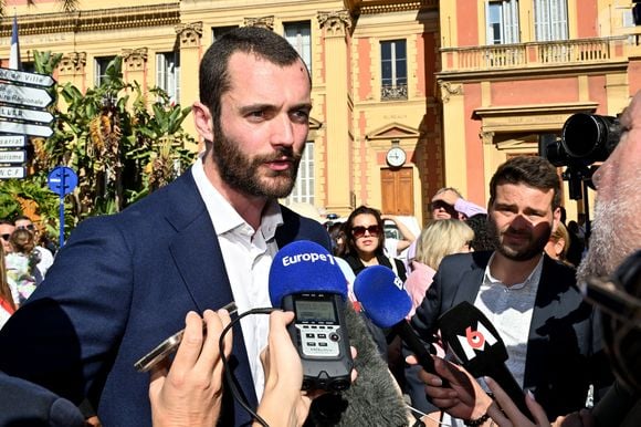 Louis Sarkozy, candidat aux élections municipales à Menton, inaugure la permanence de sa campagne, le 11 octobre 2025. 
© Bruno Bebert / Bestimage
