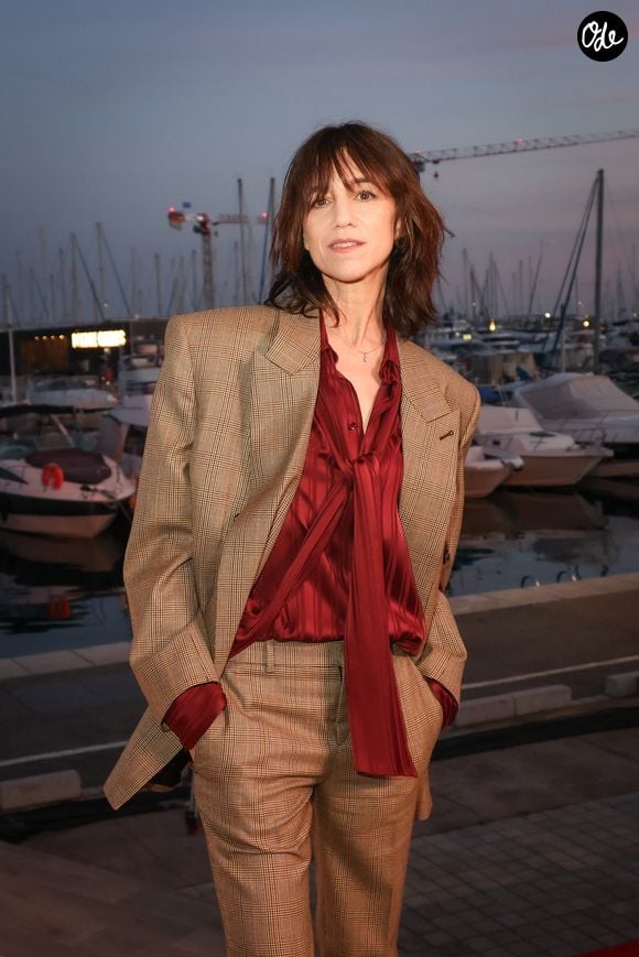 Exclusif - Charlotte Gainsbourg pose en backstage de l'émission "C à vous" lors du 79ème Festival International du Film de Cannes le 19 mai 2026. © Jack Tribeca / Bestimage