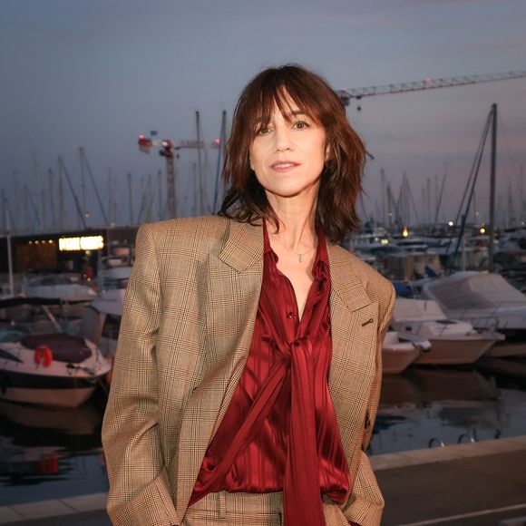 Exclusif - Charlotte Gainsbourg pose en backstage de l'émission "C à vous" lors du 79ème Festival International du Film de Cannes le 19 mai 2026. © Jack Tribeca / Bestimage