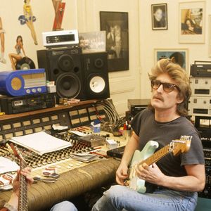 A la fois musée, entrepôt de ses multiples collections, le lieu reflétait la personnalité complexe de l'artiste...

Photo d'archives datant d'avril 1988 du chanteur Christophe à son domicile à Paris, France. Photo by Pascal Baril/ABACAPRESS.COM