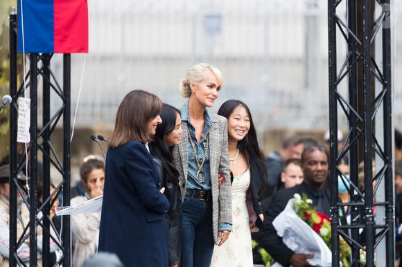 Anne Hidalgo, Maire de Paris, Laeticia Hallyday et ses filles Joy et Jade - Inauguration de l'esplanade "Johnny Hallyday" et de la statue "Quelque chose de ..." de l'artiste Bertrand Lavier sur le parvis de la salle de concert AccorHotels Arena Paris Bercy à Paris. Le 14 septembre 2021. © Agence / Bestimage

|