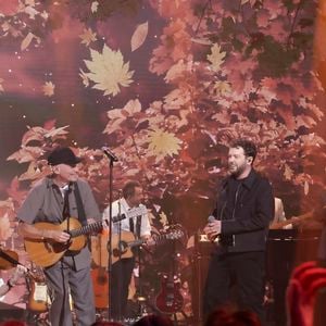 Gaetan Roussel, Esther Abrami, Claudio Capéo, Laury Thilleman, André Manoukian, lors de l'enregistrement de l'émission "La fête de la chanson française - 20 ans d'émotions" présentée par L.Thilleman et A.Manoukian, et diffusée le 17 avril sur France 3 à Paris, France, le 9 décembre 2025. © Jack Tribeca/Bestimage