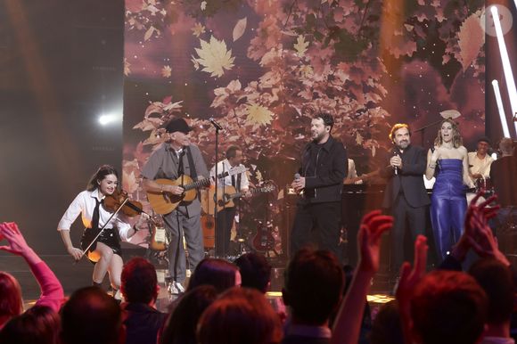 Gaetan Roussel, Esther Abrami, Claudio Capéo, Laury Thilleman, André Manoukian, lors de l'enregistrement de l'émission "La fête de la chanson française - 20 ans d'émotions" présentée par L.Thilleman et A.Manoukian, et diffusée le 17 avril sur France 3 à Paris, France, le 9 décembre 2025. © Jack Tribeca/Bestimage