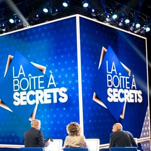 Exclusif - Garou, Mireille Dumas et François Berléand lors de l'enregistrement de l'émission "La Boîte à secrets", présentée par F.Bollaert et diffusée le 26 septembre 2025 sur France 3, dans les studios du Lendit à Saint-Denis, Seine Saint-Denis, France, le 8 septembre 2025. © Pierre Perusseau/Bestimage