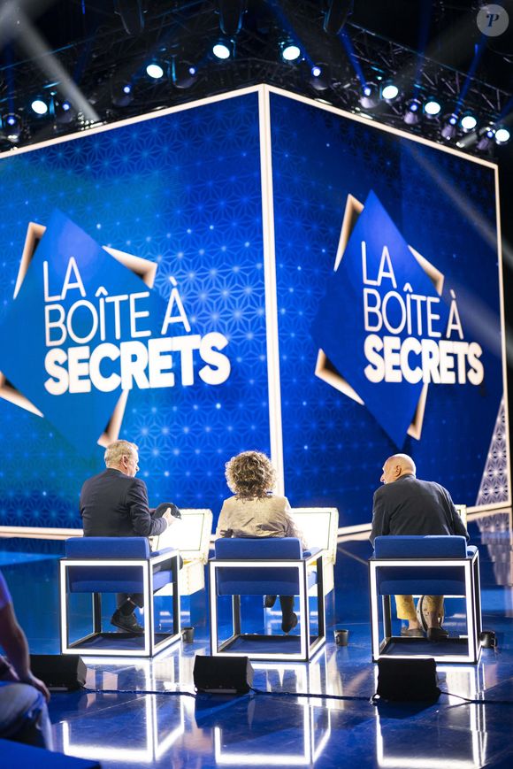 Exclusif - Garou, Mireille Dumas et François Berléand lors de l'enregistrement de l'émission "La Boîte à secrets", présentée par F.Bollaert et diffusée le 26 septembre 2025 sur France 3, dans les studios du Lendit à Saint-Denis, Seine Saint-Denis, France, le 8 septembre 2025. © Pierre Perusseau/Bestimage