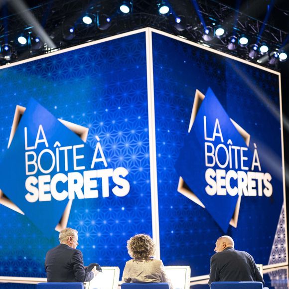 Exclusif - Garou, Mireille Dumas et François Berléand lors de l'enregistrement de l'émission "La Boîte à secrets", présentée par F.Bollaert et diffusée le 26 septembre 2025 sur France 3, dans les studios du Lendit à Saint-Denis, Seine Saint-Denis, France, le 8 septembre 2025. © Pierre Perusseau/Bestimage