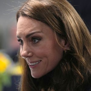 Actuellement en vacances, Kate Middleton a fait une parenthèse médiatique.

Catherine (Kate) Middleton, princesse de Galles, rencontrant des joueurs blessés, en marge du match du tournoi des Six Nations entre le Pays de Galles et l'Angleterre à Cardiff. 

Photo : Julien Burton / Bestimage