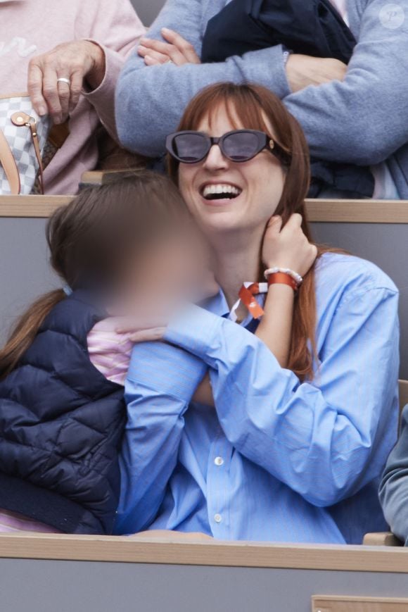 Alison Wheeler en couple avec Jérémie Elkaïm, son ex Valérie Donzelli présente au même moment dans les tribunes des Internationaux de France de tennis de Roland Garros 2024 à Paris, France, le 2 juin 2024. © Jacovides-Moreau/Bestimage
