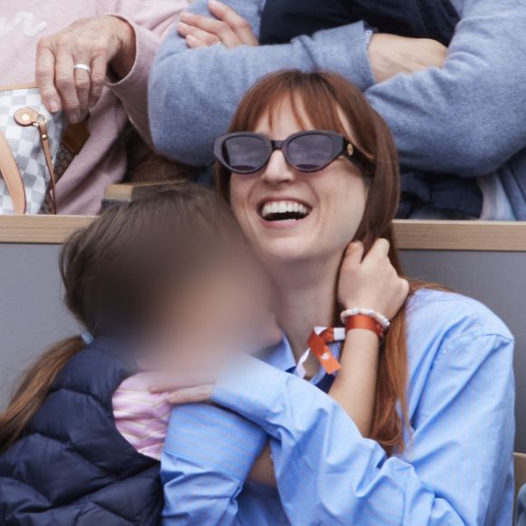Alison Wheeler en couple avec Jérémie Elkaïm, son ex Valérie Donzelli présente au même moment dans les tribunes des Internationaux de France de tennis de Roland Garros 2024 à Paris, France, le 2 juin 2024. © Jacovides-Moreau/Bestimage