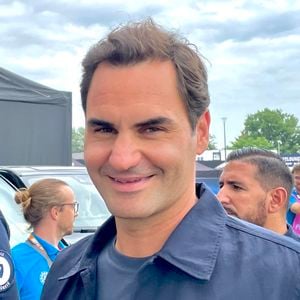 C'est grâce à un proche tout particulier qu'il a découvert cet écrin de beauté. "C'est mon entraîneur de longue date, Ivan Ljubicic, qui m’a recommandé cette île", a révélé le sportif lors d'une interview pour le magazine Elle Hrvatska.

Roger Federer arrive sur le circuit des 24 Heures du Mans quelques heures avant de donner le coup d'envoi de la course, le 14 juin 2025. 
© Fabien Faure / Bestimage