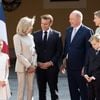 Le couple présidentiel a été accueilli avec chaleur et faste dans la cour d’honneur du palais princier par le prince Albert II, la princesse Charlène et leurs jumeaux, Jacques et Gabriella.

Le président français Emmanuel Macron et son épouse Brigitte Macron aux côtés du prince Albert II de Monaco, de la princesse Charlène et de leurs enfants Gabriella et Jacques, lors d'une cérémonie d'accueil à leur arrivée pour une visite d'État de deux jours au Palais Princier de Monaco, le 07 juin 2025. Photo par David NIVIERE/ABACAPRESS.COM