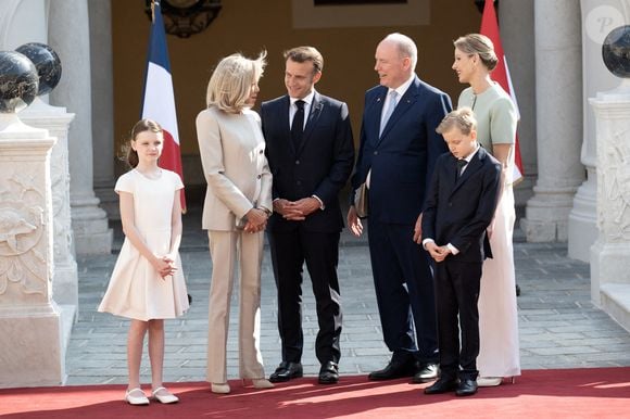 Le couple présidentiel a été accueilli avec chaleur et faste dans la cour d’honneur du palais princier par le prince Albert II, la princesse Charlène et leurs jumeaux, Jacques et Gabriella.

Le président français Emmanuel Macron et son épouse Brigitte Macron aux côtés du prince Albert II de Monaco, de la princesse Charlène et de leurs enfants Gabriella et Jacques, lors d'une cérémonie d'accueil à leur arrivée pour une visite d'État de deux jours au Palais Princier de Monaco, le 07 juin 2025. Photo par David NIVIERE/ABACAPRESS.COM