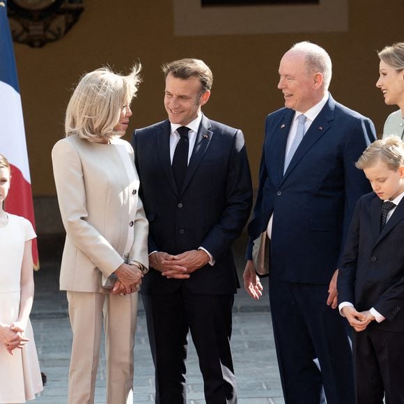Le couple présidentiel a été accueilli avec chaleur et faste dans la cour d’honneur du palais princier par le prince Albert II, la princesse Charlène et leurs jumeaux, Jacques et Gabriella.

Le président français Emmanuel Macron et son épouse Brigitte Macron aux côtés du prince Albert II de Monaco, de la princesse Charlène et de leurs enfants Gabriella et Jacques, lors d'une cérémonie d'accueil à leur arrivée pour une visite d'État de deux jours au Palais Princier de Monaco, le 07 juin 2025. Photo par David NIVIERE/ABACAPRESS.COM
