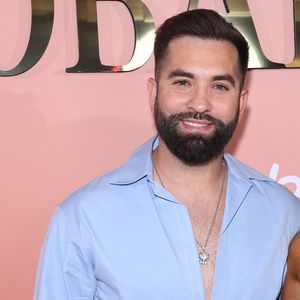 Malgré les traditions de sa communauté, les deux adolescents vivent une romance intense et secrète.

Kendji Girac - Photocall du "Global Gift Gala" sur la Môme Plage lors du 79ème Festival international du Film de Cannes le 20 mai 2026. © Denis Guignebourg/Bestimage