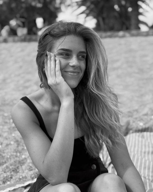 La maladie d’Alzheimer lui tient particulièrement à cœur, en lien avec son grand-père.

Léa Chabrel, Instagram