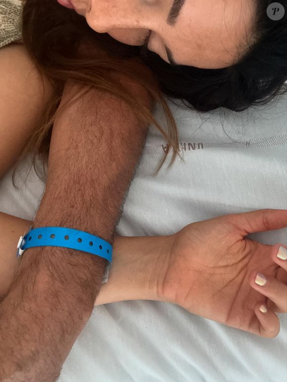 Soucieuse de son bien-être, Delphine Wespiser a décidé de ne pas quitter son chevet.


Delphine Wespiser au chevet de son ancien compagnon Roger Erhart, hospitalisé depuis plusieurs jours. L'ancienne Miss France a publié un message et des photos sur Instagram le 14 août 2025.