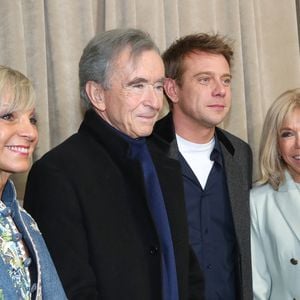 Hélène Arnault, Bernard Arnault, Jonathan Anderson (Dir. Artistique) et Brigitte Macron posent à la suite du Défilé de Mode Christian Dior, Collection Haute Couture Printemps/Été 2026, dans le cadre de la Fashion Week de Paris, France, le 26 Janvier 2026.

© Bertrand Rindoff / Bestimage