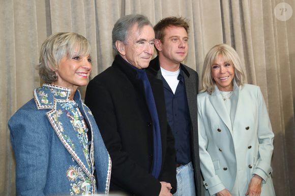 Hélène Arnault, Bernard Arnault, Jonathan Anderson (Dir. Artistique) et Brigitte Macron posent à la suite du Défilé de Mode Christian Dior, Collection Haute Couture Printemps/Été 2026, dans le cadre de la Fashion Week de Paris, France, le 26 Janvier 2026.

© Bertrand Rindoff / Bestimage