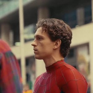 Mais ce vendredi 19 septembre, l'acteur a été victime d'une chute importante qui a conduit à son hospitalisation.

Tom Holland sur le tournage de "Spider-man".

Photo : Backgrid UK / Bestimage