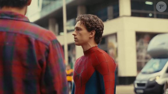 Mais ce vendredi 19 septembre, l'acteur a été victime d'une chute importante qui a conduit à son hospitalisation.

Tom Holland sur le tournage de "Spider-man".

Photo : Backgrid UK / Bestimage