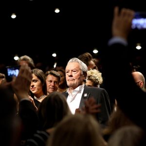Alain Delon (avec un badge Paris Match d'une ancienne couverture du magazine titrant "Alain Delon, mes deux amours, Rosalie et Anouchka) - Remise de la Palme d'Honneur à Alain Delon lors du 72ème Festival International du Film de Cannes. On may 19th 2019
© Jacovides-Moreau / Bestimage