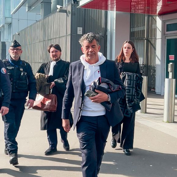 Stéphane Plaza en larmes à la sortie de son procès après avoir été reconnu coupable de "violences habituelles par concubin" et condamné à 12 mois de prison avec sursis, à Paris, France, le 18 février 2025. © Yehiel Chekroune/Bestimage